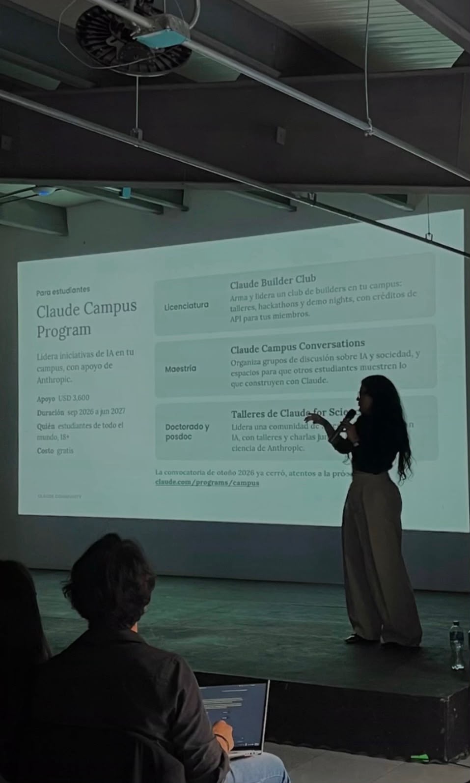 Angelina Mendoza speaking at a Claude Community event in Mexico City