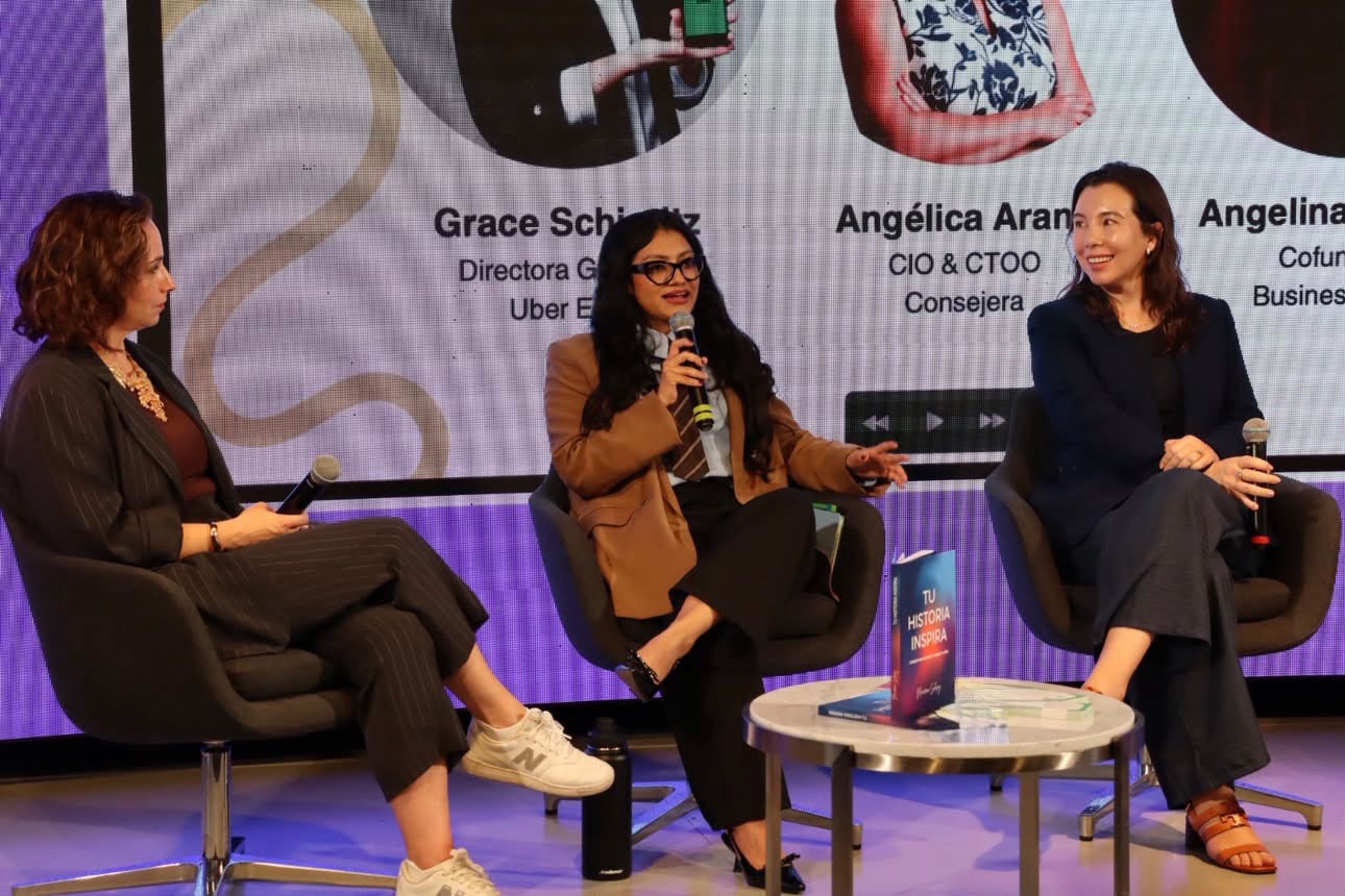 Angelina Mendoza speaking on the panel Mujeres con voz potente in Mexico City, alongside fellow panelists